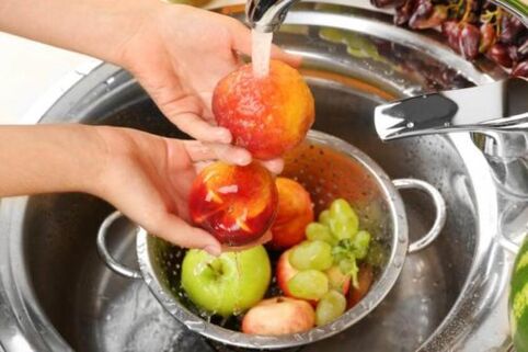 mycie owoców, aby zapobiec pojawieniu się pasożytów w organizmie